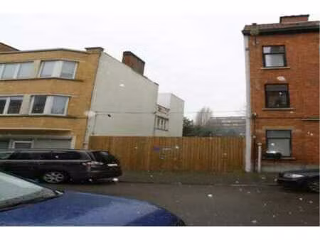 un terrain à bâtir avec 2 garages