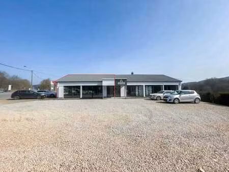 surface commerciale avec parking privé à louer à stavelot