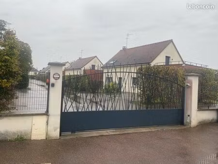 très belle maison à louer dans une résidence fermée