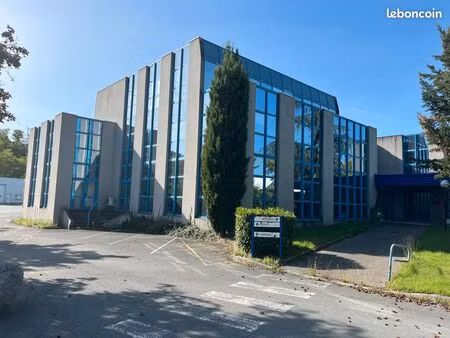 local d'activites de 5750 m2 sur un terrain d'environ 12500 m2