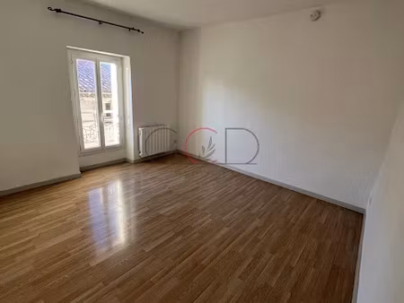 location appartement 1 pièce 24.69 m² à la tour-d'aigues (84240)  440 €