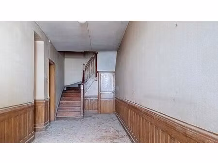 maison à rénover avec nombreuses dépendances