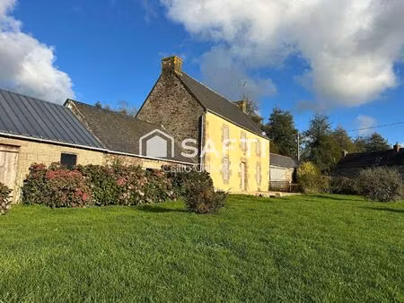 maison en pierre à la campagne avec garage et plusieurs dépendances