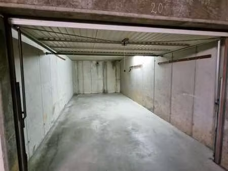 grand garage box fermé de 23 40 m²