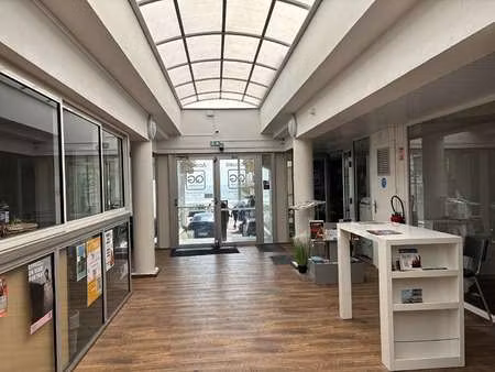 location bureaux et commerces aux sables-d'olonne (85100) : à louer / 95m² les sables-d'ol