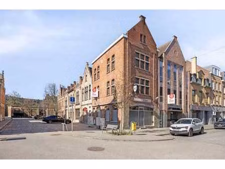 deux bâtiments adjacents à vendre dans le centre d'ypres