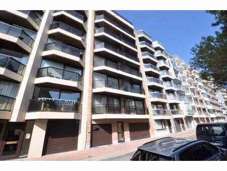 emplacement de voiture très bien situé sur l'avenue des a...