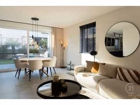 maison moderne avec 4 chambres et garage intérieur à lomb...