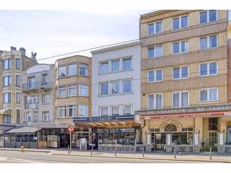 propriété commerciale avec appartement et studio à la panne