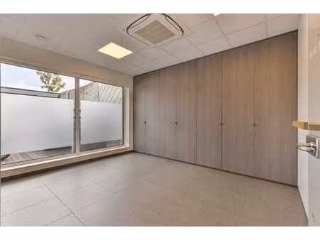 kantoor- of praktijkruimte met 3 staanplaatsen