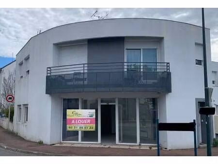 location bureaux et commerces à challans (85300) : à louer / 66m² challans