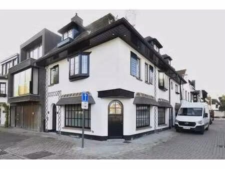 charmante maison d'angle dans le style typique de knokke.