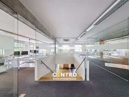 instapklaar en lichtrijk kantoorgebouw (2 x 324m²) met ru...