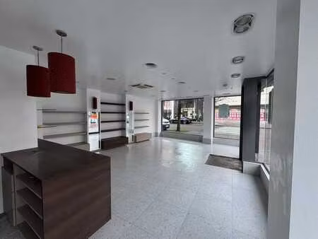 propriété commerciale unique (55 m²) avec un emplacement d'a