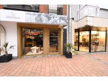 bel immeuble commercial  situé du côté ensoleillé de l'aven