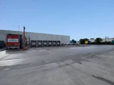2.500 m² magazijn met laadkades in roeselare
