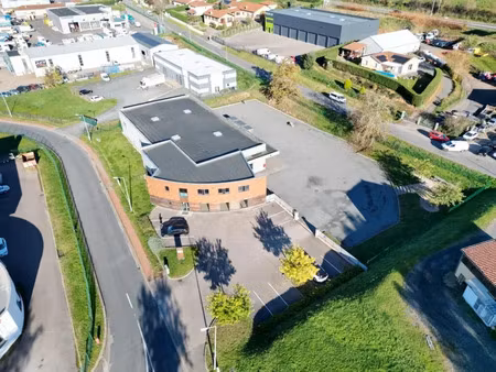 local d'activités indépendant de 1010m² à bully