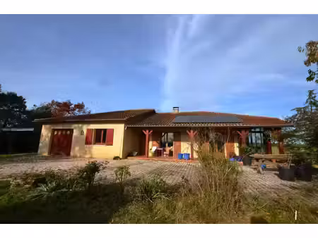 a vendre  montesquiou (gers): maison de plain-pied 3 chambres au calme  à la campagne et f