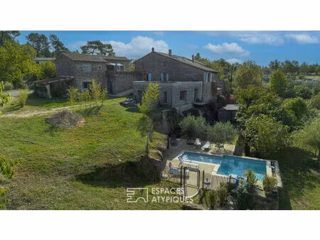 mas de caractère rénové avec ses gîtes  sa piscine et son atelier d'artiste