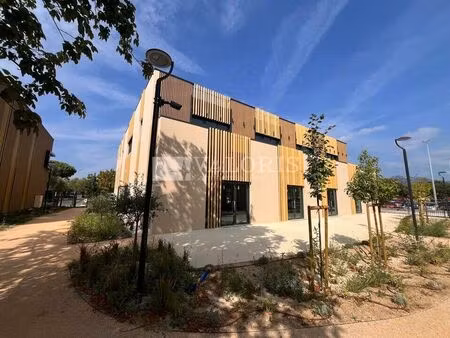 location commerce 1227 m² à aubagne (13400)