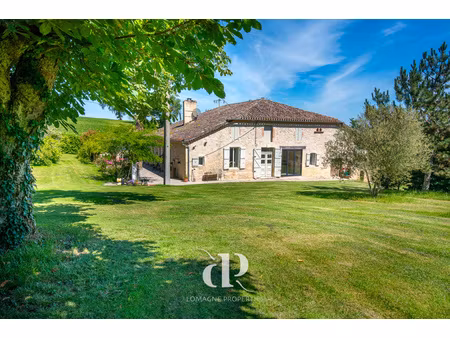 fermette lumineuse avec dépendances