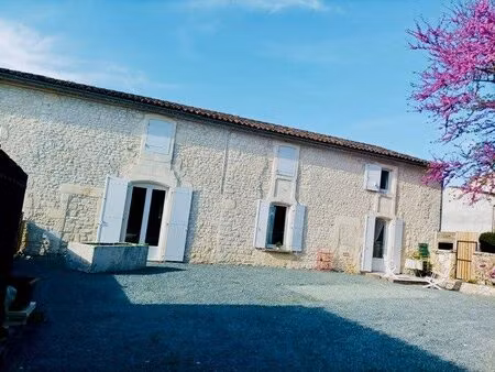 ensemble charentais de 3 logements avec piscine