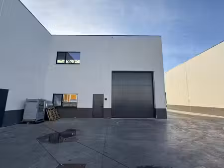 goed gelegen nieuwbouw magazijn van 438 m² met 4 parkeerplaatsen