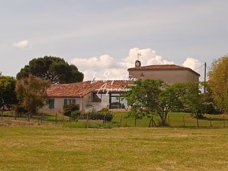 maison de 260 m2 en pierre  terrain de 3 hectares  séchoir à tabac en parfaite état.