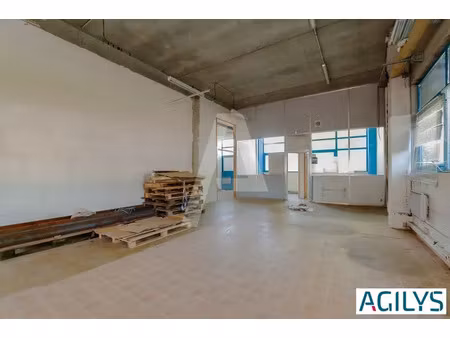 a louer : villejuif proche centre ville un entrepôt avec bureaux de 748 m² à villejuif dan