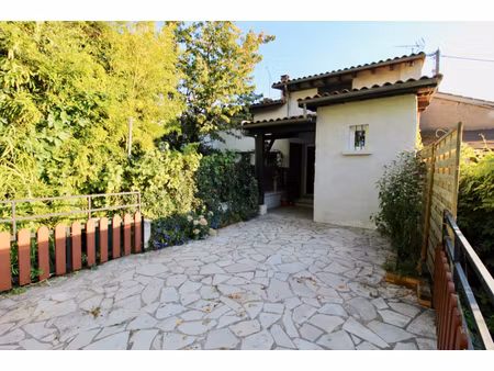 granges sur lot  à 5 minutes de castelmoron sur lot  cette maison de village se situe bord