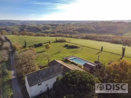 propriété sur emplacement exceptionnel avec vues panoramiques et piscine.