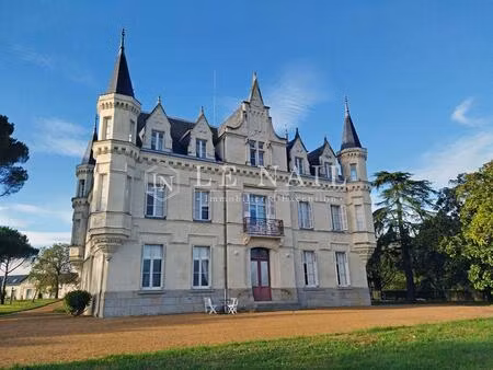 beau château 19e en bordure de loire à 25 minutes d'angers