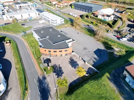 location local commercial