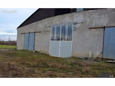 emplacement de parking 30m² dans hangar bozouls