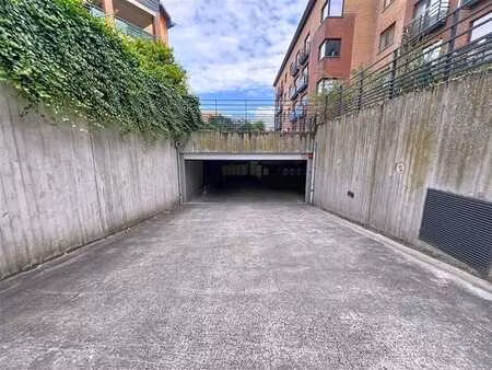 3 emplacements de parkings + 2 caves à saisir !