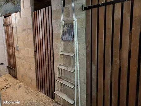 4 caves 14m3/6m2 chacune  refaites à neuf au 17 rue poulet (secs  sécurisées  accessibles)