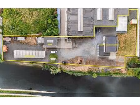 bâtiment avec bureaux + logement + hangar sur 3670 m2