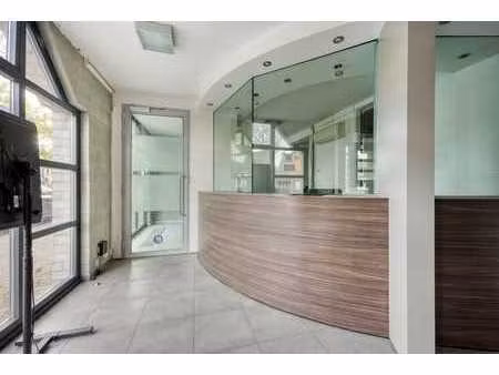 centraal gelegen ruim handelspand met woonst