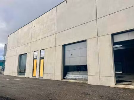 hall professionnel avec vitrine et espace de stockage