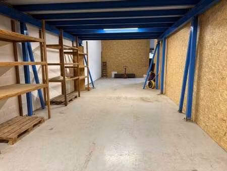 entrepôt sécurisé de 100 m² avec étage de 80 m²