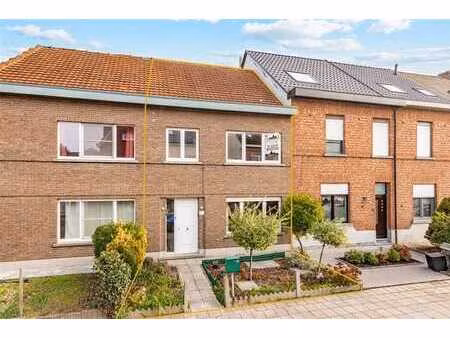 op te frissen woning met twee slaapkamers en garage te hofst