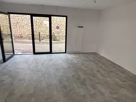 proche place du village - a louer local à usage commercial  bureau  professions libérales