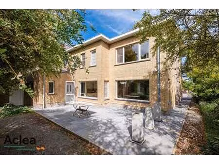 ruime halfopen bebouwing met 5 slpks op strategische loca...