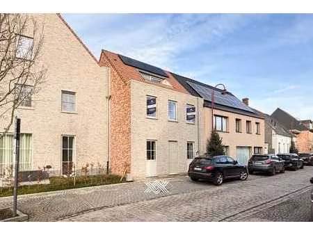 nieuwbouwwoning met vier slaapkamers  terras en tuin