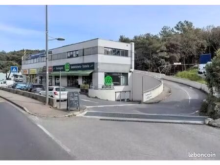 local 200m2 à 2 min de l’a8