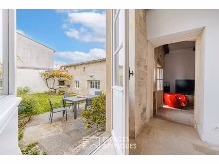 l'âme de la vieille pierre pour cette demeure rénovée à l'abri des regards