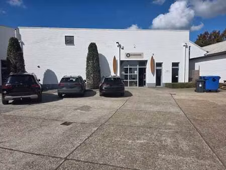 entrepôt spacieux et polyvalent avec mezzanine et bureau