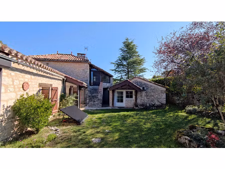 charmante propriété en pierre située dans un hameau avec pis