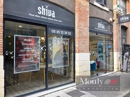 local professionnel avec grande vitrine