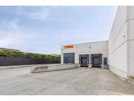 bâtiment logistique avec double quai de chargement à maldege